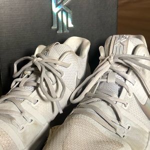 Men’s Nike Kyrie 3 T’s in Platinum size 9.5.